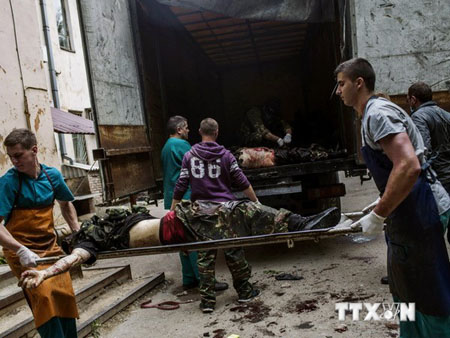 Chuyển thi thể những người biểu tình có vũ trang sau chiến dịch quân sự ở thành phố Donetsk ngày 27/5.